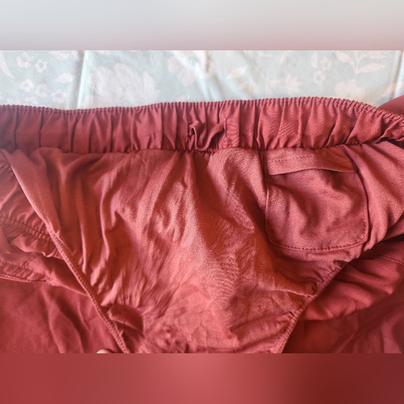 Women's athletic shorts. Old Navy - Picture 3 of 3